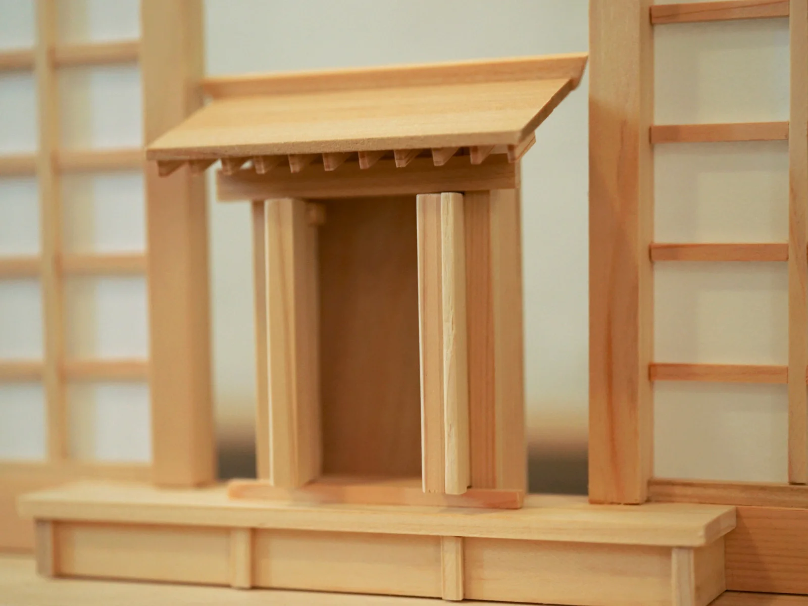 Small center doors opened on the hinoki wooden display object