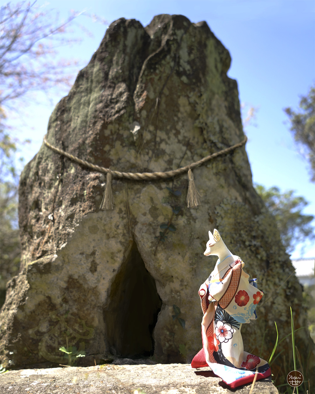 White kimono-wearing fox standing beside a shimenawa-wrapped garden stone with a cool dark hollow